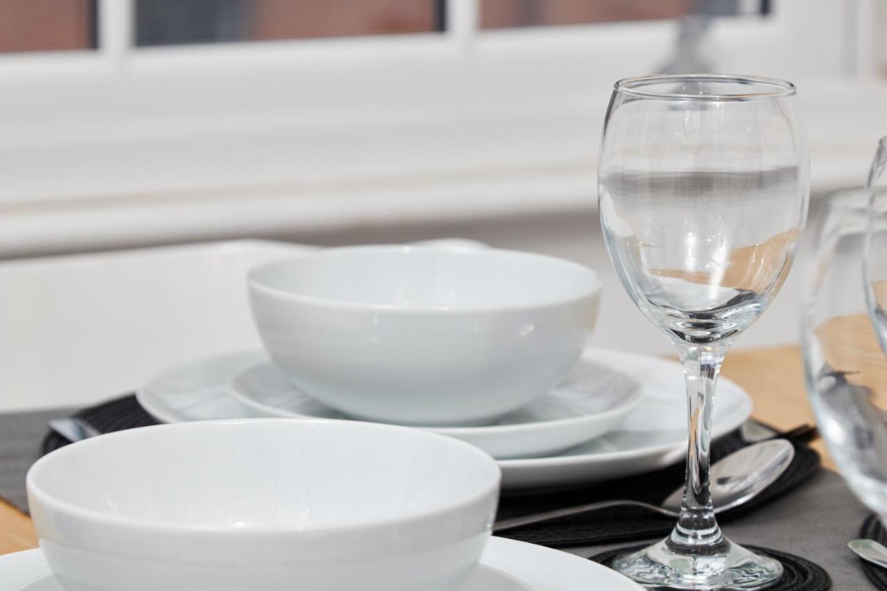 Fantastic Central Stratford Two Bedroom Apartment By Purestay Short Lets & Serviced Accommodation With Parking Stratford-upon-Avon Exterior photo