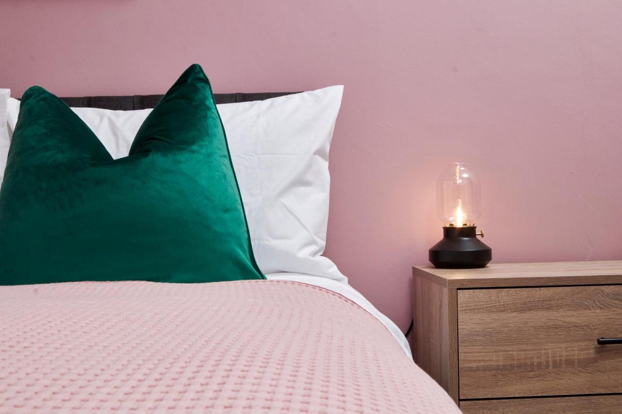 Fantastic Central Stratford Two Bedroom Apartment By Purestay Short Lets & Serviced Accommodation With Parking Stratford-upon-Avon Exterior photo