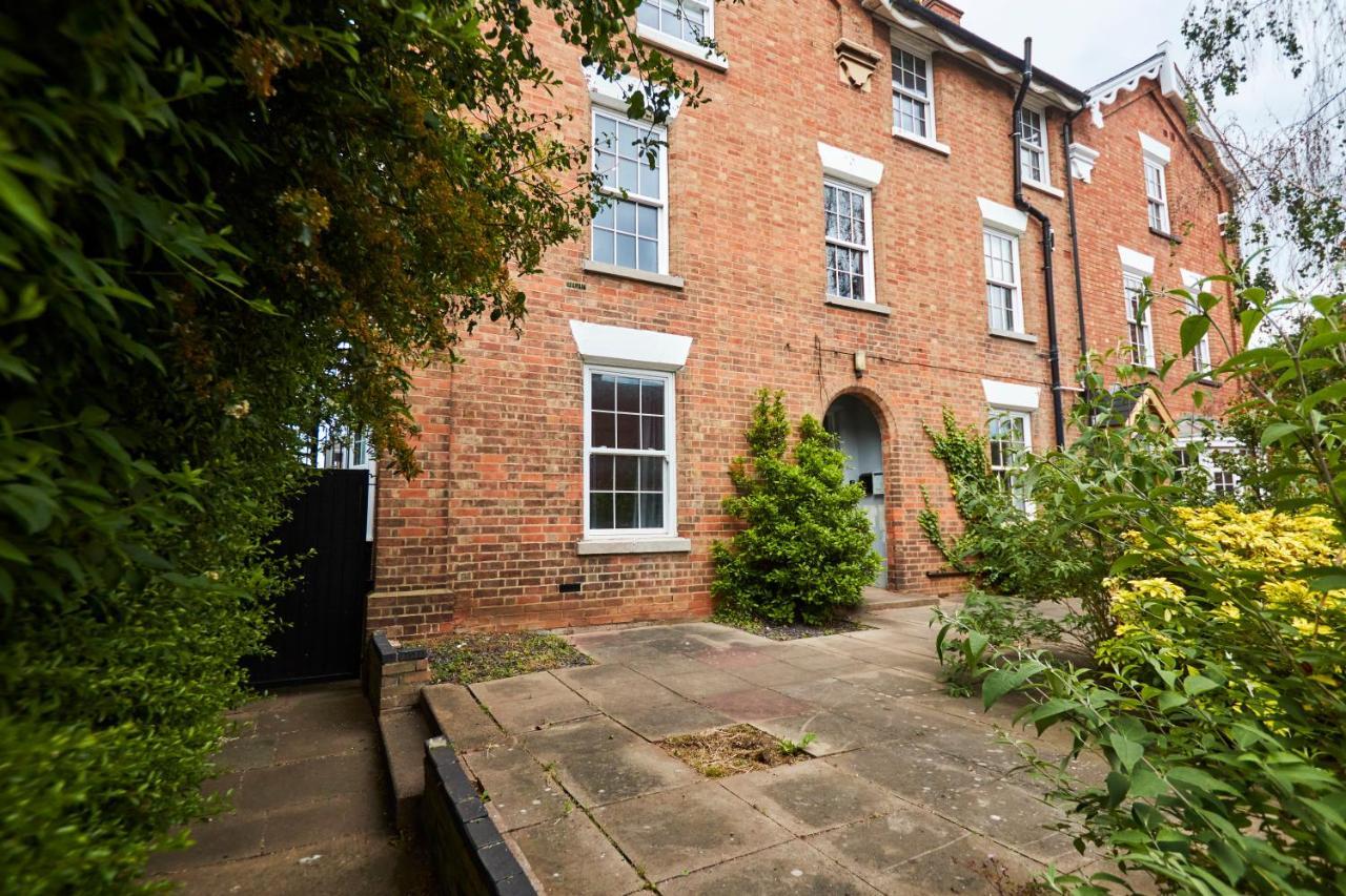 Fantastic Central Stratford Two Bedroom Apartment By Purestay Short Lets & Serviced Accommodation With Parking Stratford-upon-Avon Exterior photo
