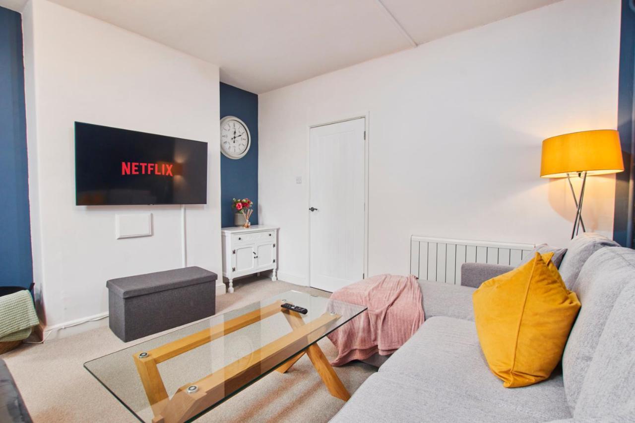 Fantastic Central Stratford Two Bedroom Apartment By Purestay Short Lets & Serviced Accommodation With Parking Stratford-upon-Avon Exterior photo