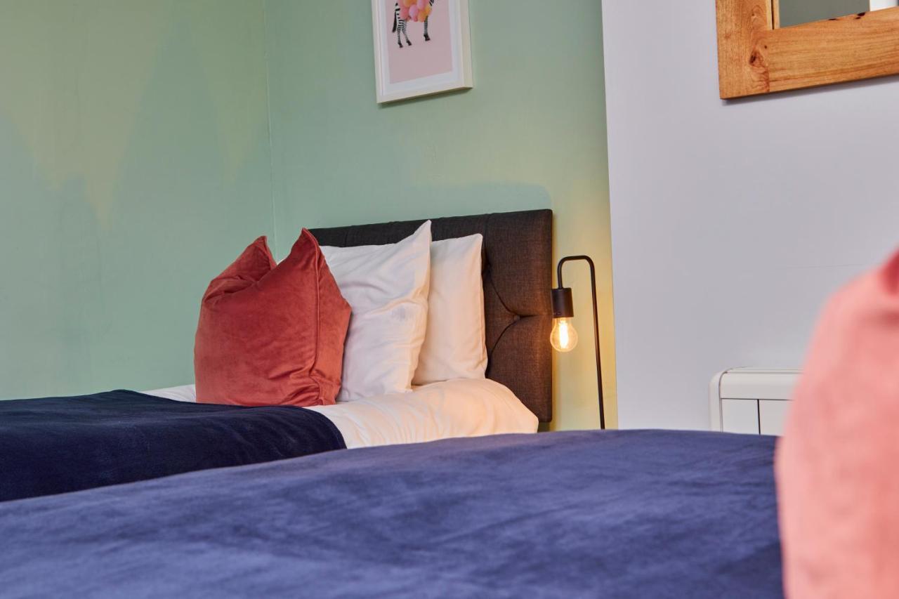 Fantastic Central Stratford Two Bedroom Apartment By Purestay Short Lets & Serviced Accommodation With Parking Stratford-upon-Avon Exterior photo