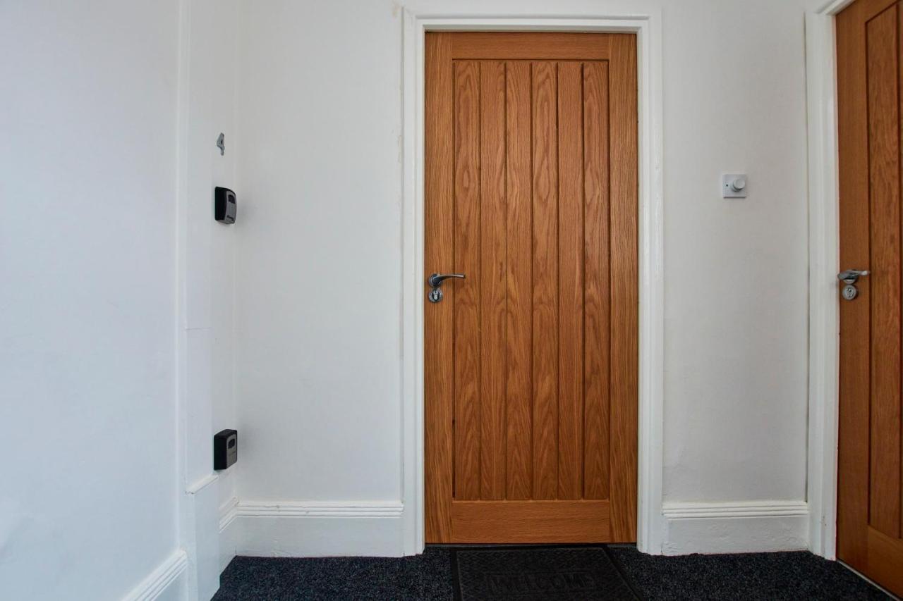 Fantastic Central Stratford Two Bedroom Apartment By Purestay Short Lets & Serviced Accommodation With Parking Stratford-upon-Avon Exterior photo